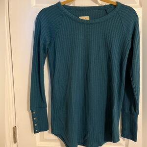 Chaser designer long sleeve top pretty teal button detail on sleeves